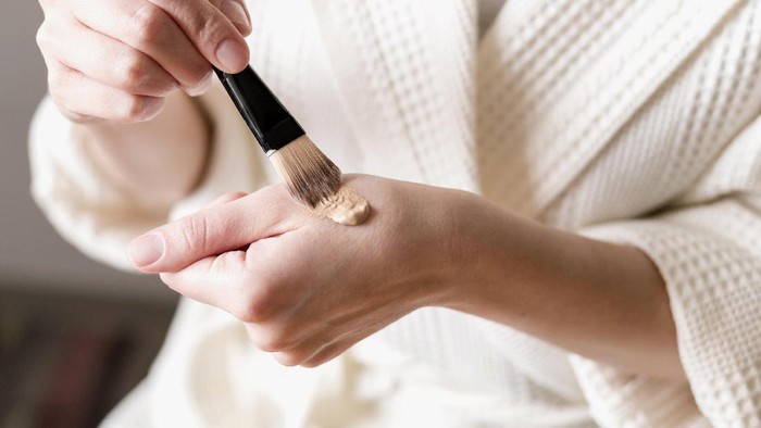 Merasa Sulit Menemukan Foundation yang Cocok dengan Kulit? Ikuti Cara Ini!