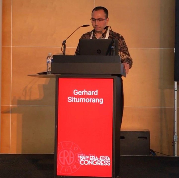 <p>Kalau di foto ini, dokter Reinaldi menulis di <em>caption</em>, "<em>Presentasi thesis dan poster penelitian di European Renal Association - European Dialysis and Transplant Association Meeting, Madrid, 2017.</em>" (Foto: Instagram @gr.situmorang)</p>