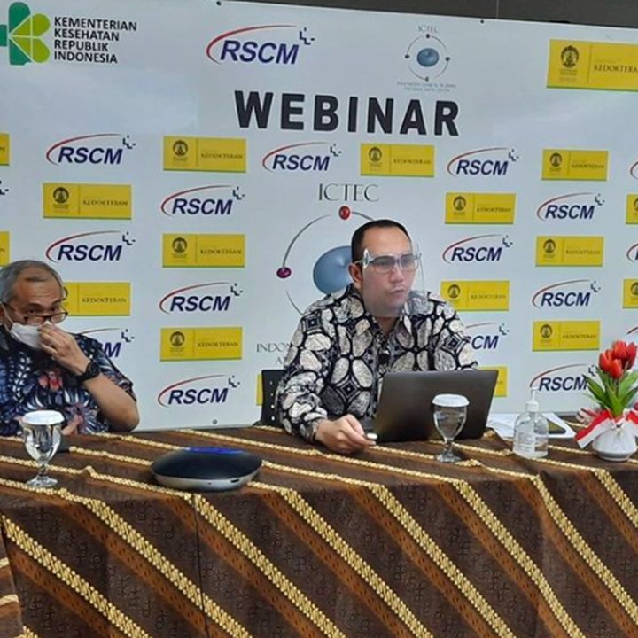 <p>Selain tampan, suami Astrid Tiar ini juga dokter berprestasi, Bunda. Ahli urologi ini sering menjadi pembicara dalam webinar kesehatan. (Foto: Instagram @gr.situmorang)</p>