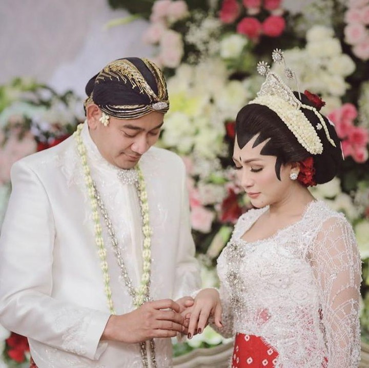<p>Raden Brotoseno sendiri diketahui merupakan mantan Angelina Sondakh. (Foto: Instagram @tatajaneetaofficial)</p>
