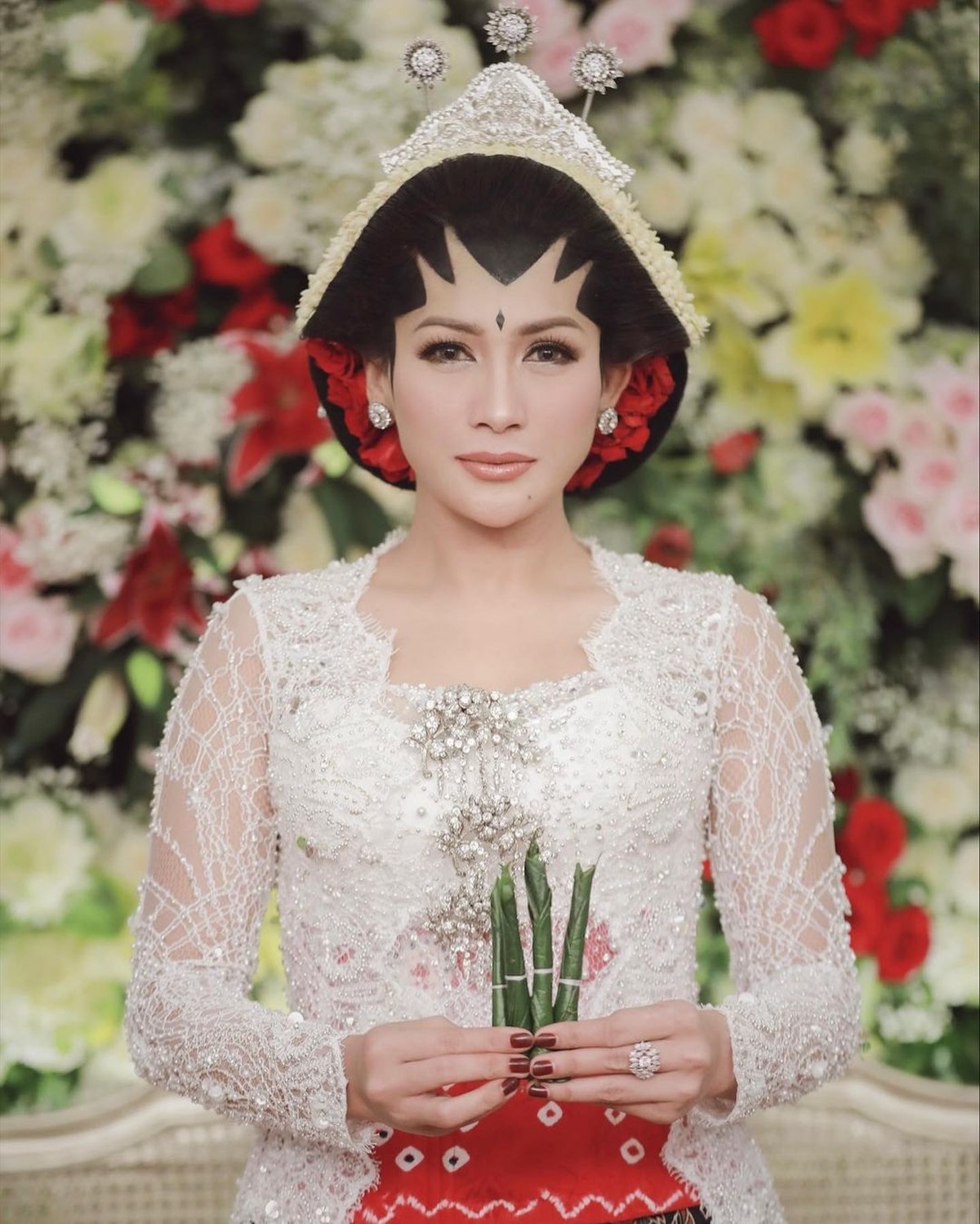 Tata Janeta Akhirnya Pamer Foto Brotoseno sebagai Suami Baru