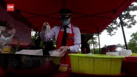 VIDEO: Kena PHK, Eks Pilot Berseragam Jualan Mie