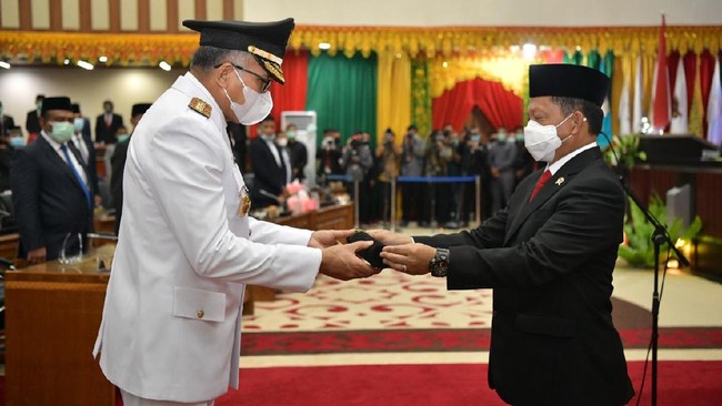 Mendagri Tito Karnavian meminta Gubernur Aceh yang baru dilantik, Nova Iriansyah, kreatif dan kolaboratif dalam menghadapi Covid-19.