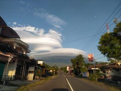 Muncul Topi Awan di Gunung Lawu, BMKG: Waspada Turbulensi!