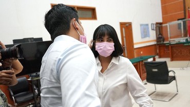 img-title Vanessa Angel Dipenjara, Sang Putra Nangis Terus hingga Susah Minum Susu