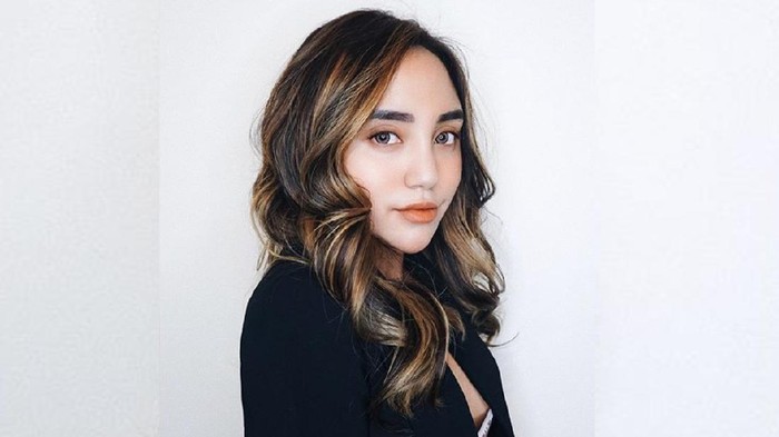 8 Gaya Outfit Elegan Salmafina Sunan