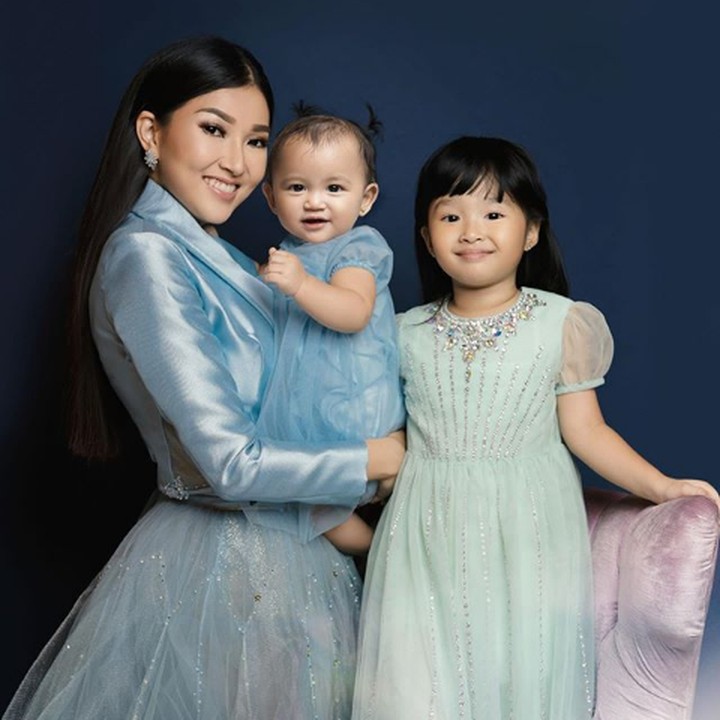 <p>Pada 5 Juni 2019, Sarwendah melahirkan anak keduanya, Thania Putri Onsu, Thomson Medical Singapura. Sarwendah sudah merencanakan persalinan di Singapura ini untuk kelahiran anak keduanya, Bunda. Sebelum melahirkan, perempuan 35 tahun ini bahkan sudah mengecek rumah sakit hingga kamar bersalin tempatnya akan melahirkan di Singapura. (Foto: Instagram @sarwendah29) (Foto: Instagram @ruben_onsu/ @sarwendah29)</p>