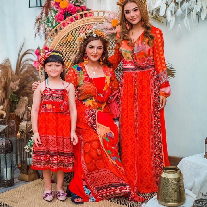 <p>Menjadi ratu sehari, Ashanty enggak kalah cantik dari dua putrinya, Aurel dan Arsy Hermansyah. (Foto: Instagram @ashanty_ash)</p>