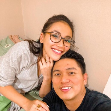 Sempat Digosipkan Putus, Ayu Ting Ting Serius Berhubungan dengan Adit