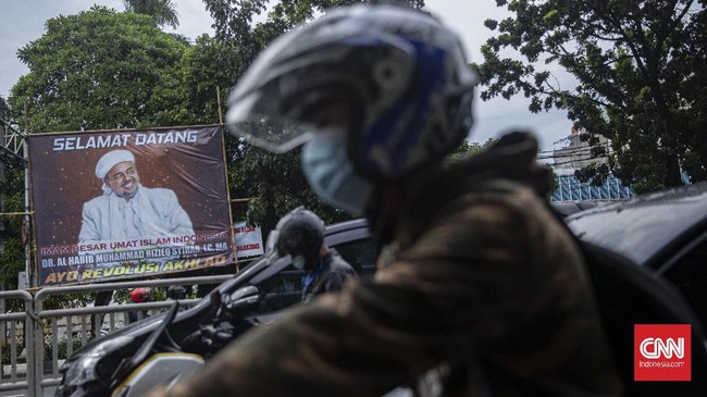 Sejumlah anggota hingga simpatisan FPI mulai bergabung di markas FPI di Petamburan jelang kepulangan Rizieq Shihab ke Tanah Air.