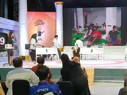 Video Detik-detik Cabup Tuban Lindra Jatuh di Panggung Debat