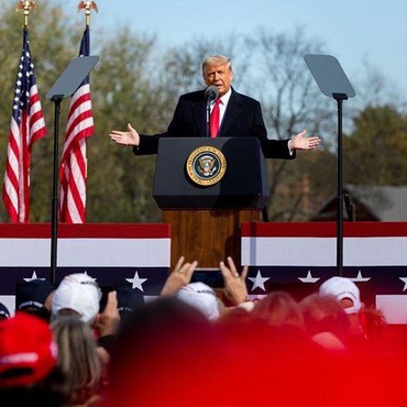 Kuping Diperban, Begini Penampilan Terbaru Donald Trump Usai Ditembak