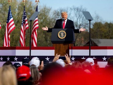 Kuping Diperban, Begini Penampilan Terbaru Donald Trump Usai Ditembak