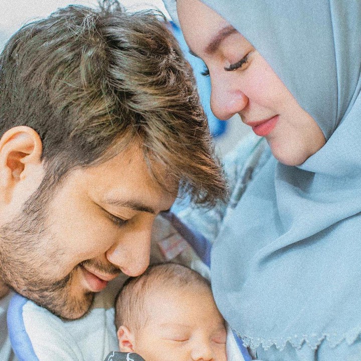 <p>Irish Bella dan sang suami, Ammar Zoni tengah menikmati masa-masa menjadi orang tua baru, bagi anaknya, Air Rumi Akbar, Bunda. (Foto: Instagram @_irishbella_)</p>