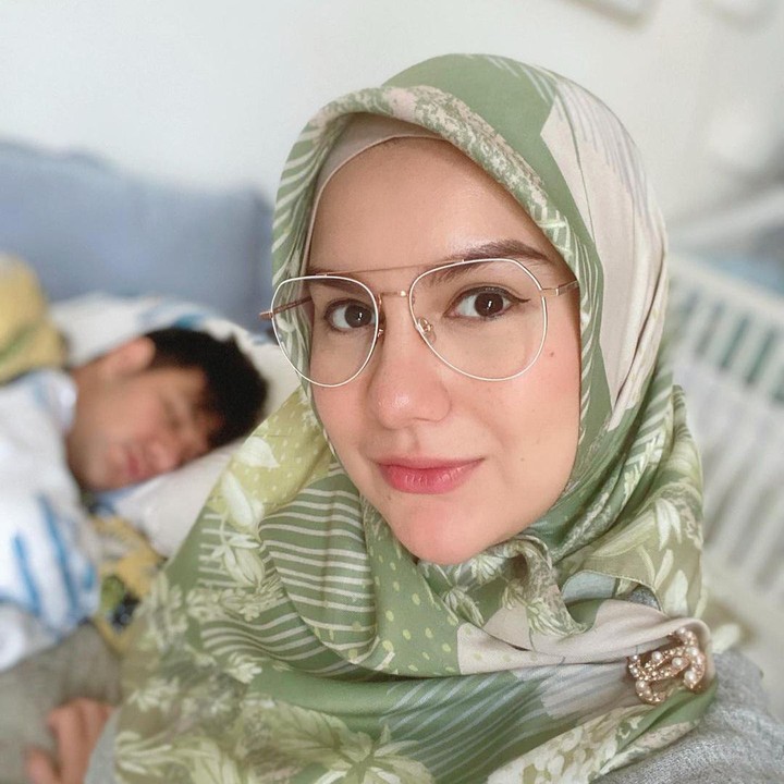 <p>Kini Irish Bella sudah berhasil menurunkan berat badan hingga 14 kg lho, Bunda. Hal ini diungkapkan sang suami yang merasa bangga dalam YouTube Aish TV. (Foto: Instagram @_irishbella_)</p>