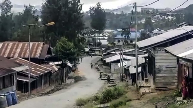 Berdasarkan informasi yang diterima KontraS, Sem ditangkap saat sedang berada di kios milik Matius Dosay, yang berada tepat di depan SMA Negeri 1 Sagupa