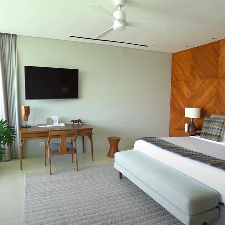 <p>Kamar tidur utama di vila terlihat begitu sederhana namun elegan. (Foto: YouTube Nikita Willy Official)</p>