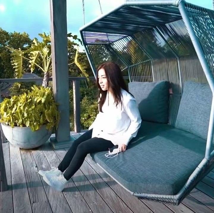 <p>Di teras lantai atas, Nikita Willy dan Indra Priawan bisa menikmati pemandangan indah vila dan pantai. Teras ini didominasi warna hitam dan bahan kayu. (Foto: YouTube Nikita Willy Official)  </p>