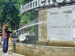 Ketika Pj Bupati Sidoarjo Bersih-bersih Monumen Jayandaru Bersama Warga