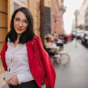 Rapi dan Modis Saat Ngantor dengan 5 Pilihan Outfit Atasan Ala This Is April