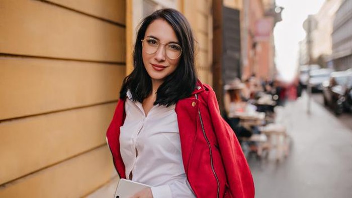 Rapi dan Modis Saat Ngantor dengan 5 Pilihan Outfit Atasan Ala This Is April