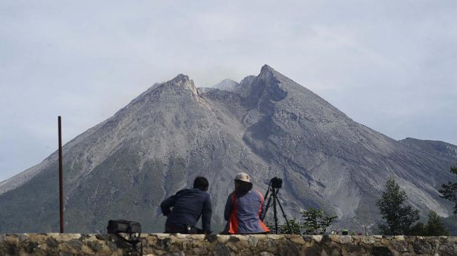 Mount Merapi erupts, Sleman is drenched in ash rain