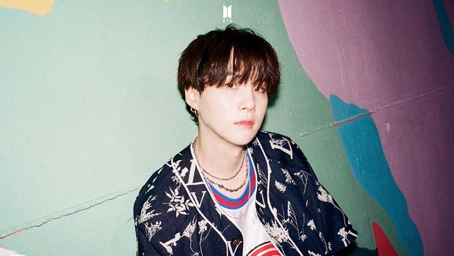 Setelah Jimin, Giliran Suga BTS Jadi Brand Ambassador Valentino Setelah Jimin, Suga BTS juga mendapat kepercayaan untuk jadi wajah jenama mode. Dia ditunjuk jadi brand ambassador jenama mode asal Italia, Valentino.