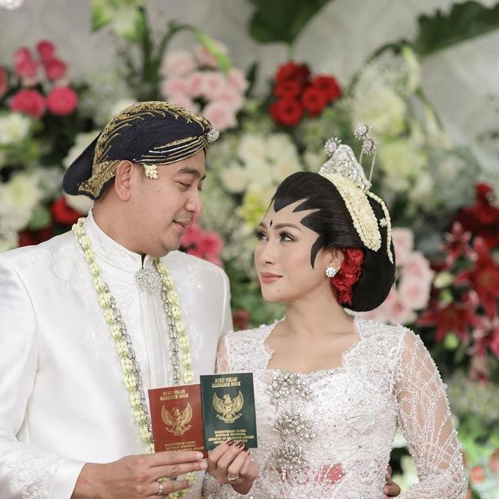 <p>Kini Tata sudah mulai memperlihatkan sosok suaminya tersebut. (Foto: Instagram @tatajaneetaofficial)</p>
