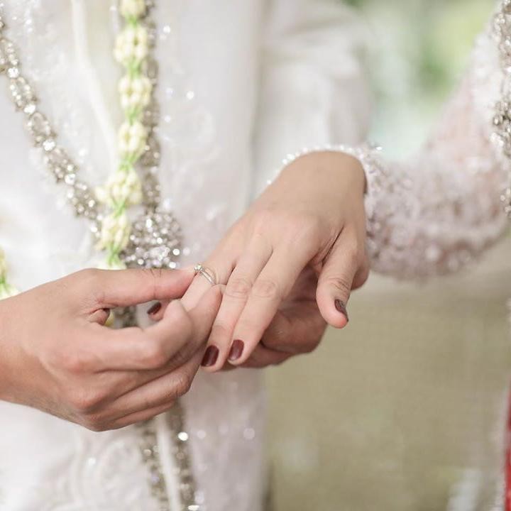 <p>Momen Tata dipasangkan cincin oleh sang suami, manis banget ya, Bunda. (Foto: Instagram @tatajaneetaofficial)</p>