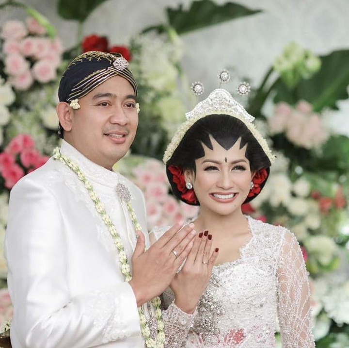 <p> Ekspresi bahagia keduanya setelah resmi menjadi suami istri. (Foto: Instagram @tatajaneetaofficial)  </p>