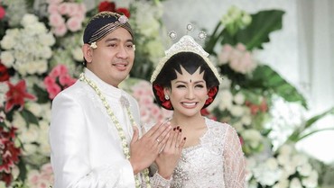 img-title Tata Janeeta Ungkap Alasan Mantap Nikahi Brotoseno