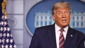 img-title Donald Trump Pecat Menteri Pertahanan Mark Esper