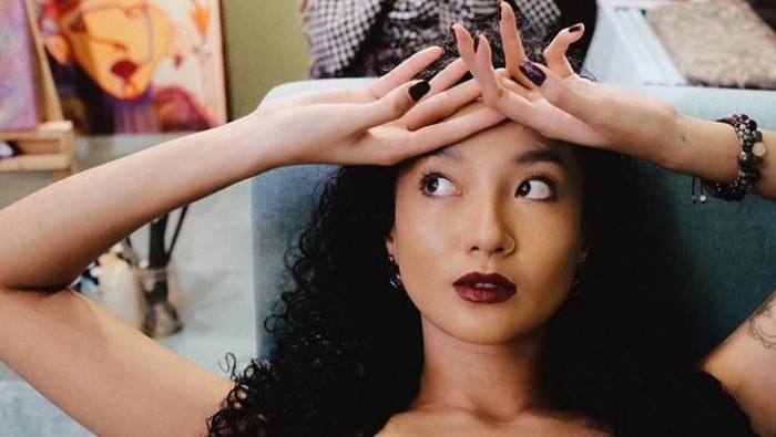 10 Pesona Tatyana Akman, Artis Cantik Berambut Ikal