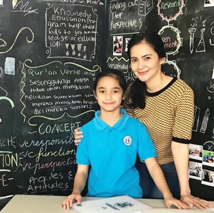1. Cut Tari memiliki putri bernama Sidney Azkassyah Yusuf, dari pernikahan dengan Johannes Yusuf Subrata. Mereka telah berpisah sejak 2013 lalu, kemudian Cut tari menikah lagi dengan Richard Kevin pada akhir tahun lalu. (Instagram Cut tari)<br /><br />