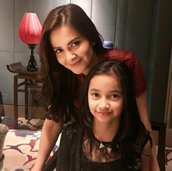 <div>Seperti ibunya, Sydney juga memiliki paras yang menawan. Bagai pinang dibelah dua ya, Bunda? (Instagram Cut Tari)</div>