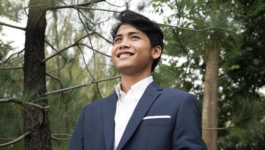 Keren Pakai Jas, Bintang Emon Umumkan Pernikahan