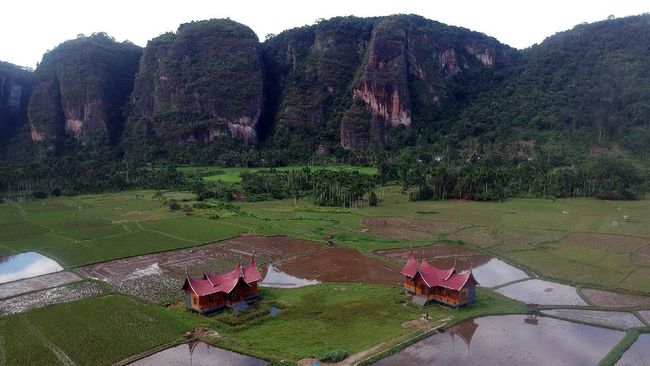 Mirip Desa Konoha Naruto, Lembah Harau merupakan nagari yang letaknya ada di Kabupaten Lima Puluh Kota, Sumatera Barat.