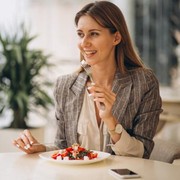 Bisa Ditiru, Ini 5 Kebiasaan Sehat yang Bisa Dilakukan Pekerja Kantoran Saat Jam Makan Siang