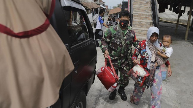 Sebanyak 635 pengungsi di Magelang tersebar di 4 titik pengungsian. Logistik diperkirakan mencukupi hingga tiga hari mendatang.