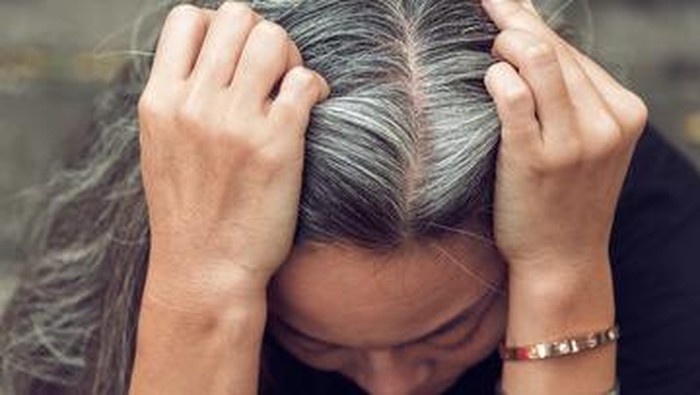 Biasanya, stres dapat menyebabkan rambut memutih sebelum waktunya. Namun, masih banyak penelitian yang perlu dilakukan untuk memastikan hal ini.