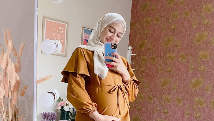 Pesona Nina Zatulini yang Makin Cantik dan Glowing di Kehamilan Ketiga