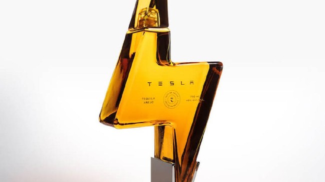 Minuman tequila, yang dijual seharga US$250 (Rp3,5 juta) di situs Tesla, dikemas dalam botol berbentuk petir.