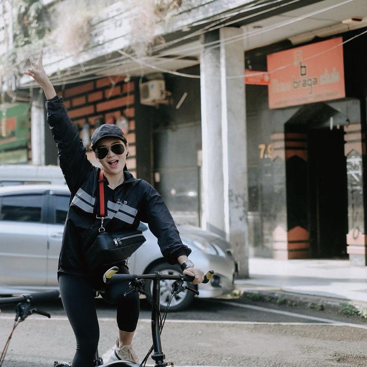 <p>Wika Salim juga dikenal sebagai sosok yang rajin olahraga. Salah satu olahraga favoritnya adalah bersepeda.</p>