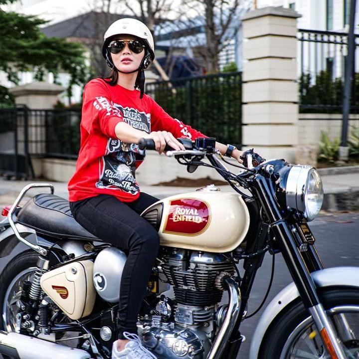 <p>Tak cuma menyibukkan diri di dunia hiburan, Wika Salim juga memiliki hobi mengendarai moge (motor gede).</p>
