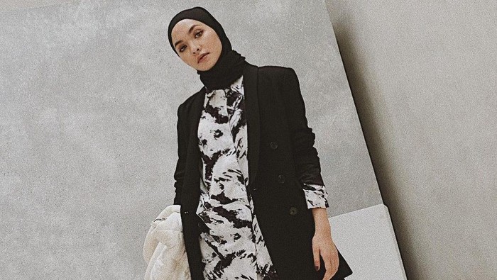 5 Tips Mix & Match One Set Tie Dye Buat Hijabers, Cocok untuk Hang Out!