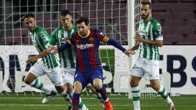 Messi yang Tak Sehat Hajar Betis