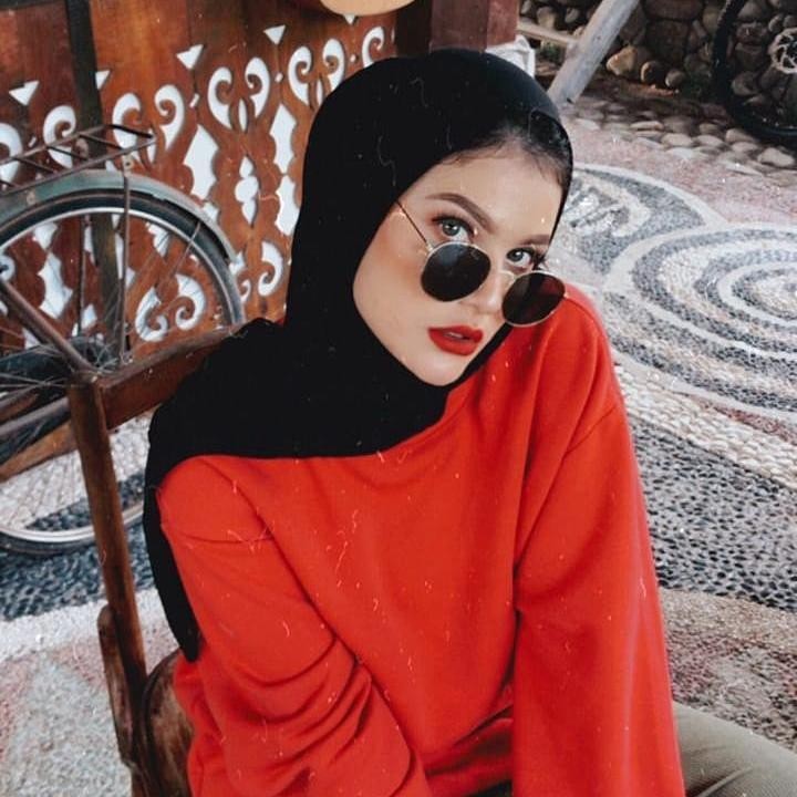 <p>Sejak menikah, nama serta paras cantik Brina Bafagih Vanderhoeven mulai dikenal publik dan mencuri perhatian netizen, Bunda. (Foto: Instagram @brinashabyna)</p>