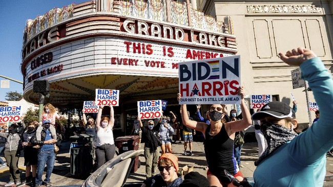 Para pendukung Presiden terpilih Joe Biden dan Wakil Presiden terpilih Kamala Harris menggelar perayaan di berbagai belahan negara bagian AS.
