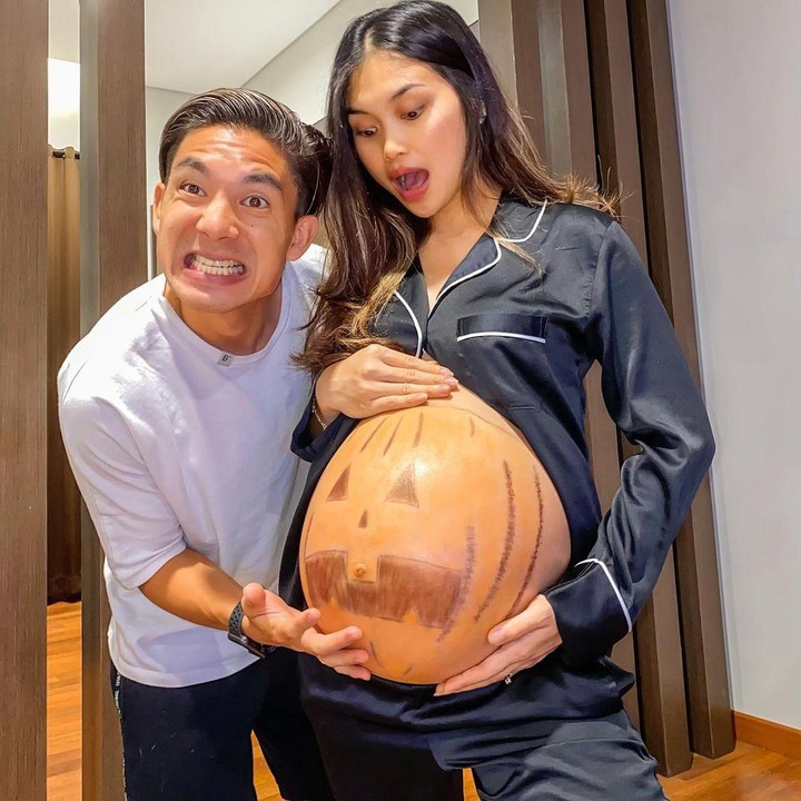 <p>Elisabeth Novia juga sering memamerkan <em>baby bump</em> di akun Instagram pribadi. Bersama sang suami, Elisa melukis Halloween pumpkin di perutnya. Kocak ya, Bunda? (Foto: Instagram @elisaanovia)</p>