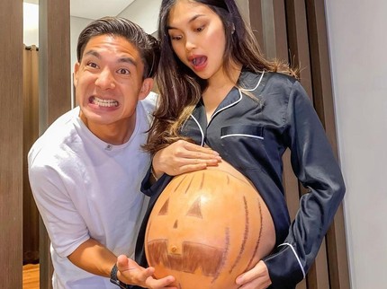 7 Potret Istri Kim Kurniawan Pamer Baby Bump, Kocak Dilukis Halloween Pumpkin